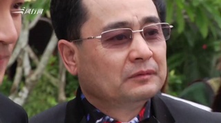 杨幂爸爸理发被偶遇表情严肃略显憔悴