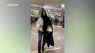 汤唯包裹严实认真过冬 发丝拂面气质随性撩人