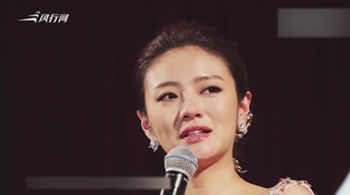 安以轩甜呼老公小叮当十指相扣甜蜜过圣诞