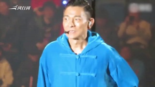刘德华台上流泪致歉 朱丽倩台下为老公加油打气