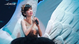 周慧敏与老公倪震参加朋友聚会 笑容温婉风采依旧