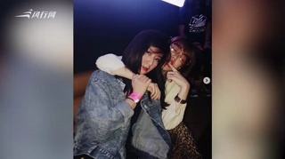 小S参加老公许雅钧朋友派对 与在场网红亲密合影