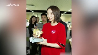 董璇带女儿上早教课 素颜白皙毫无明星架子