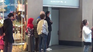 刘青云一家现身中环街头 粉丝求合照老婆被冷落？