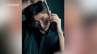 蔡徐坤久违晒自拍眼神酷炫 高糊画质依旧帅气有型
