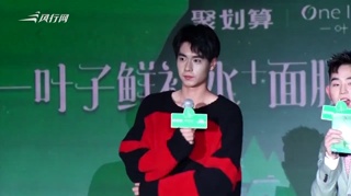 胡一天宽大毛衣尽显邻家范 自曝饰盛淮南颇具压力